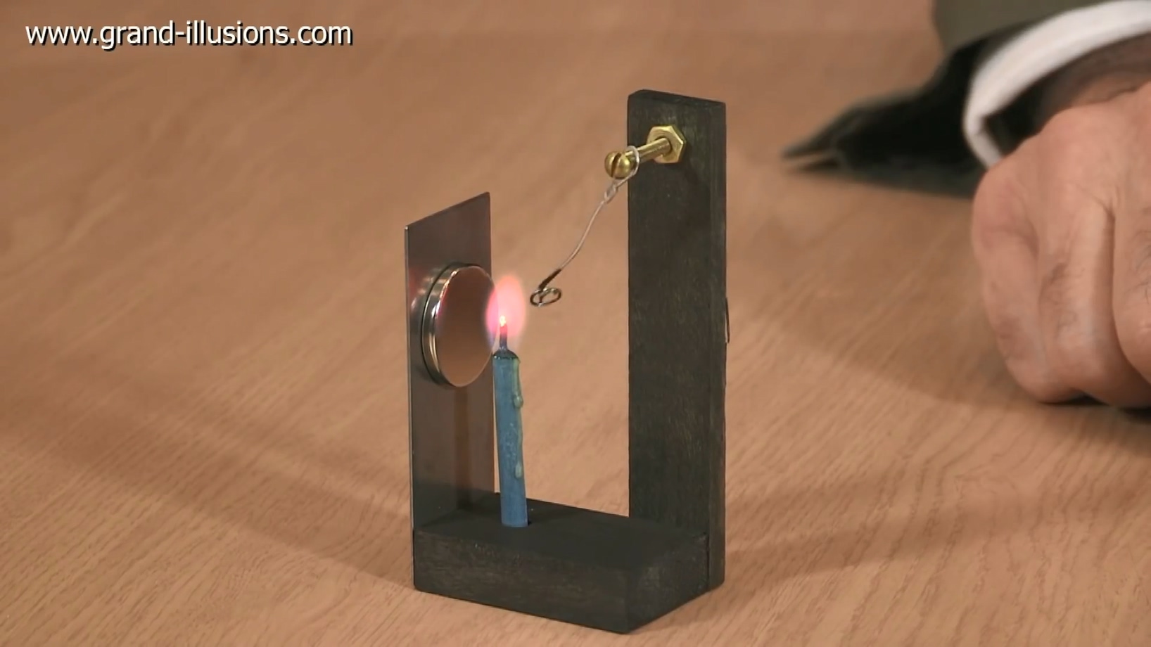 Curie Point Magnetic Heat Engine